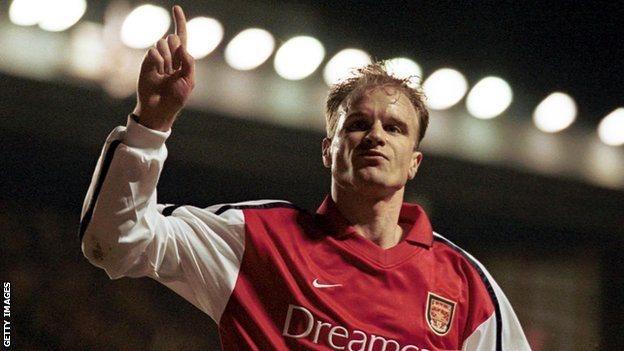 Denis Bergkamp, yr Iseldirwr ddaeth i ddisodli Hartson yn llinell flaen y 'Gunners'