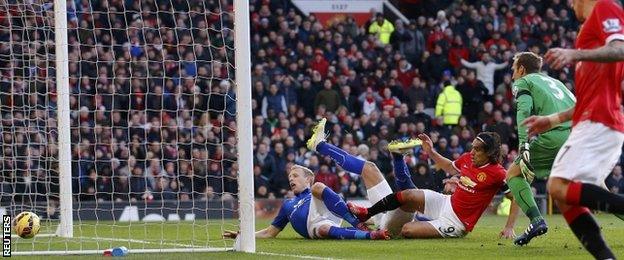 Radamel Falcao slides in to extend Manchester United's lead from close range