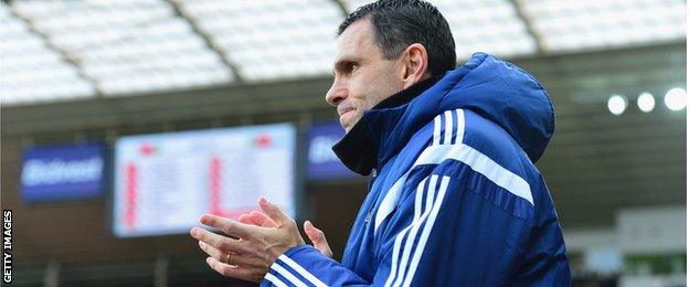 Sunderland manager Gus Poyet applauds