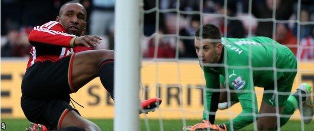 Sunderland's Jermain Defoe scores beyond Burnley goalkeeper Tom Heaton