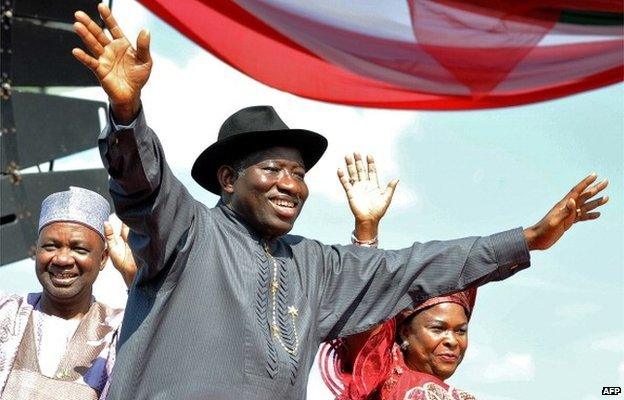 Nigerian President Goodluck Jonathan (C), accompanied by his wife Patience (R), Vice President Namadi Sambo, waves to the crowd before their declaration in Abuja on 18 September 2010