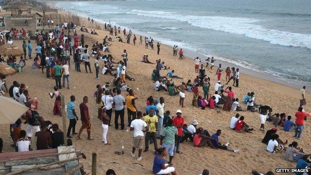 Liberians socialise on Miami Beach on in Monrovia (25 January 2015)