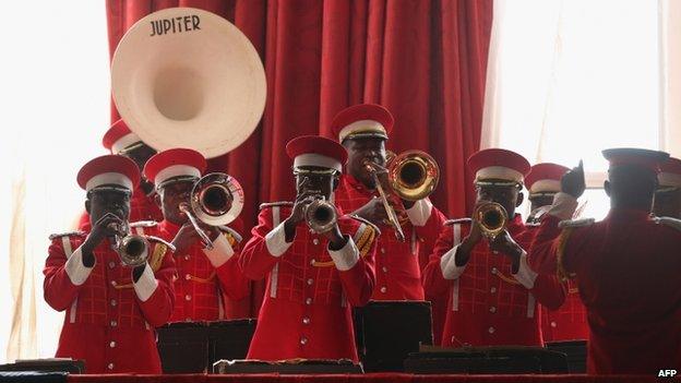 A band plays the Liberian national anthem (28 January 2015)