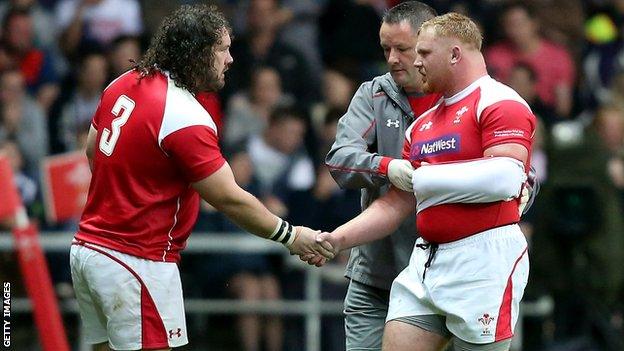 Adam Jones (L) shakes hands with Samson Lee (R)