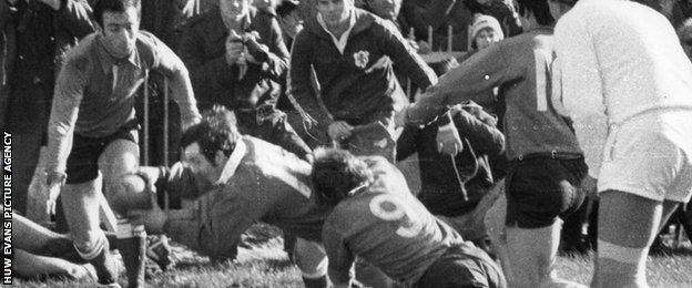 Phil Bennett scores for Wales against France in 1978