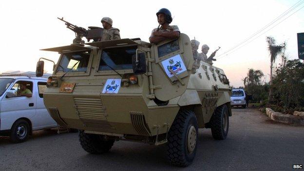 Egyptian security forces during clash with suspected militants in the town of Kerdasa (19 September 2013)