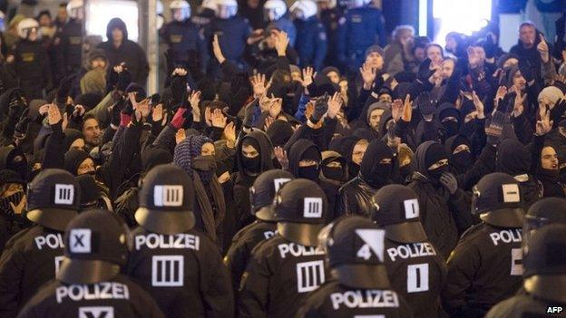 Police in Vienna keeping Pegida and anti-Pegida demonstrators apart