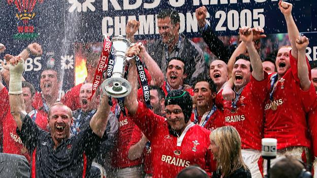 2005 Grand Slam celebration with Gareth Thomas and Michael Owen