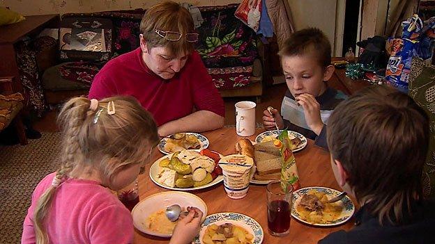 single mum and children eating lunch