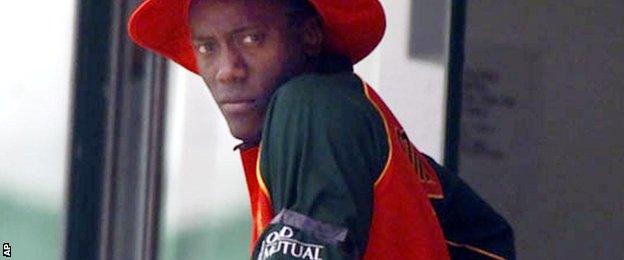 Henry Olonga wearing a black armband