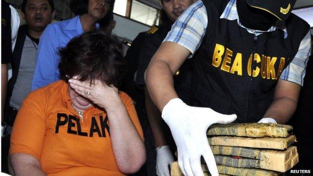 Lindsay Sandiford at a police press conference in Bali after her arrest (28 May 2012)