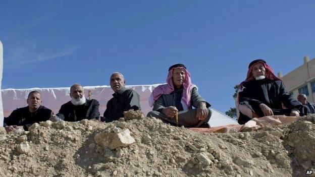 Relatives of Jordanian pilot Moaz al-Kasasbeh attend a mourning ceremony in the village of Ai, near Karak (04 February 2015)