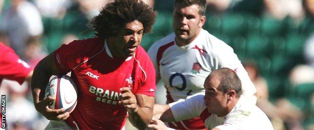 Wales flanker Colin Charvis runs with the ball against England in 2007