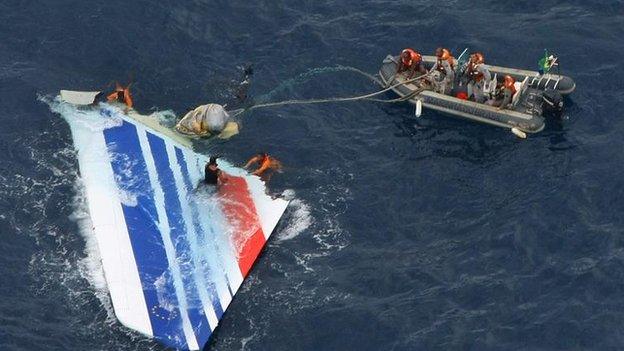 divers recovering part of the tail section from the Air France A330 aircraft that crashed in midflight over the Atlantic ocean on 1 June 2009