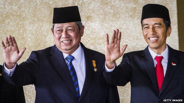 Former Indonesian President Susilo Bambang Yudhoyono (L) and Indonesian President Joko Widodo (R) arrives at the inauguration ceremony for Mr Widodo