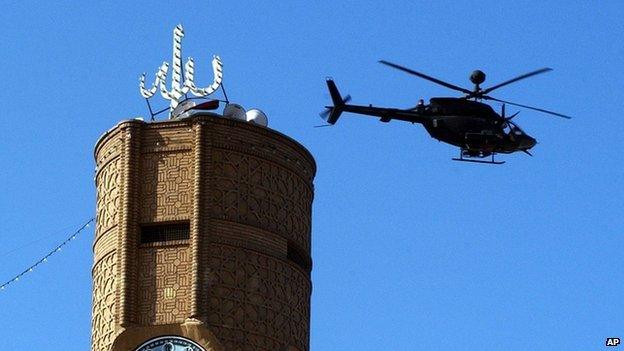 A US military helicopter flies above the Abu Hanifa mosque in Baghdad (November 2004)