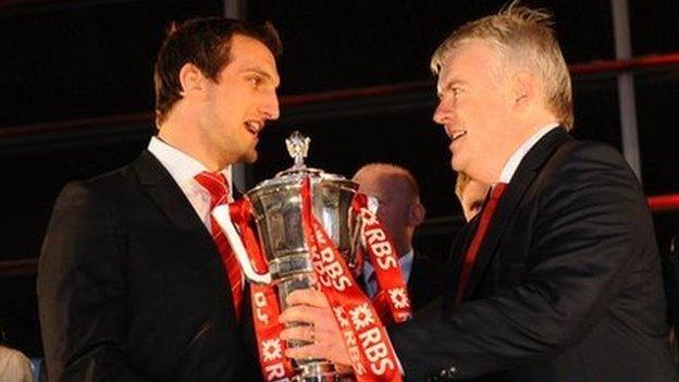 Wales captain Sam Warbuton is re-presented with the Six Nations trophy by First Minister Carwyn Jones