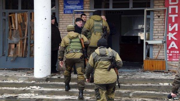 Pro-Russian rebels arrive at the hospital of Donetsk's Tekstilshik district after it was hit by shelling, 4 February 2015