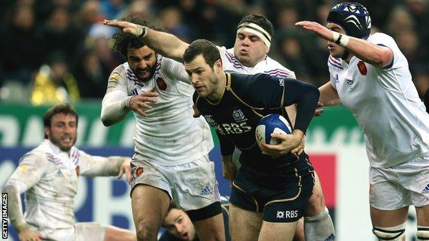 Tim Visser tries to evade the French challenges in Paris in 2013