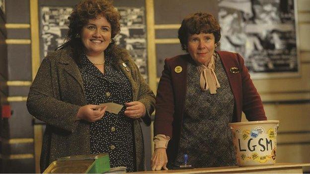 Jessica Gunning yn portreadu Sian ar y chwith a'r actores Imelda Staunton ar y dde.