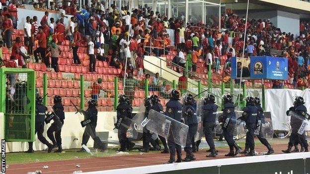 Police try to control crowd