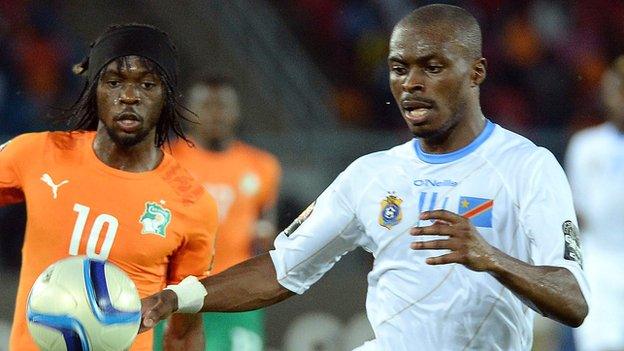 DR Congo defender Gabriel Zakuani (right)