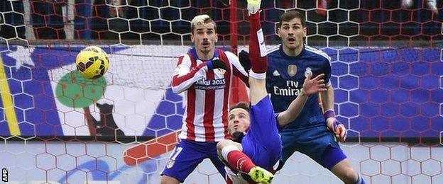 Saul scores from an overhead kick for Atletico Madrid