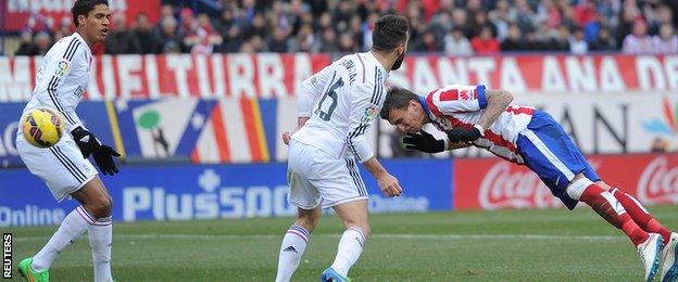 Mario Mandzukic heads in Atletico Madrid's fourth goal