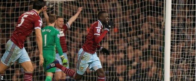 Cheikhou Kouyate celebrates scoring aganst Manchester United