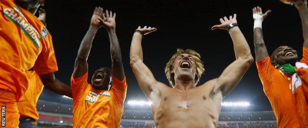 Herve Renard (second from right) with Ivory Coast players