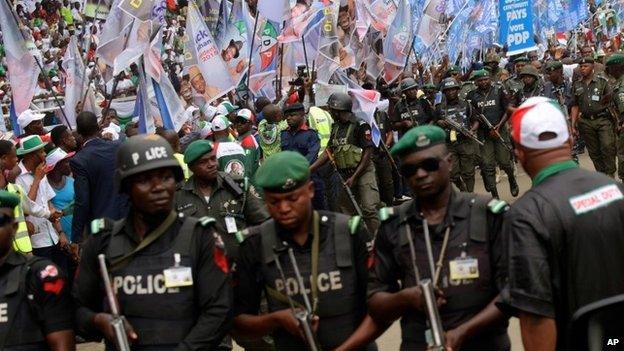 Policemen escort Nigeria's President Goodluck Jonathan (unseen), candidate of the ruling People's Democratic Party (PDP), upon his arrival to a campaign rally in Port Harcourt in the Niger Delta region on 28 January 2015