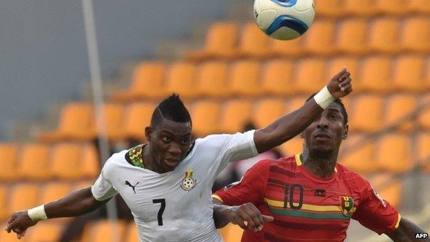 Ghana's Christian Atsu (L) vies with Guinea's Kevin Constant (R) during the 2015 African Cup of Nations quarter-final