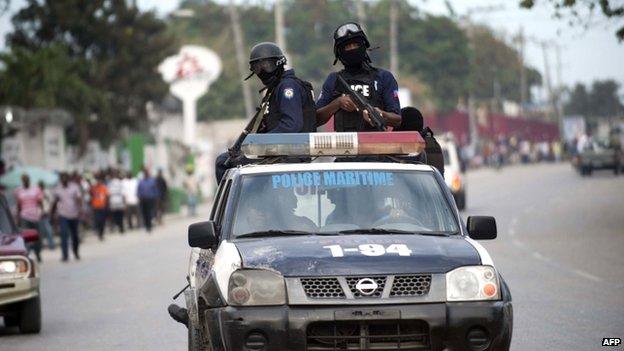 Haiti police trying to clear road blocks