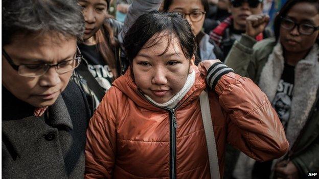 Indonesian former maid Erwiana Sulistyaningsih (C) arrives at the court of justice in Hong Kong on 10 February 2015