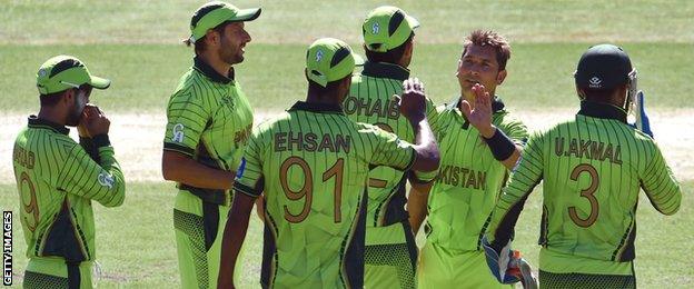 Pakistan celebrate a wicket by Yasir Shah (second right)