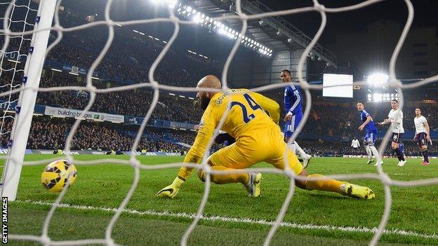 Willian's strike deflects off Steven Naismith past Tim Howard