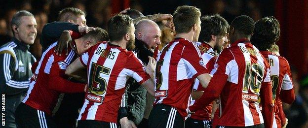 Andre Gray of Brentford FC celebrates scoring the first goal with Mark Warburton.