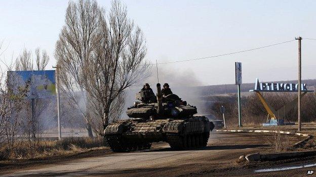 Ukrainian government troops ride a tank towards the besieged town of Debaltseve in eastern Ukraine - 13 February 2015