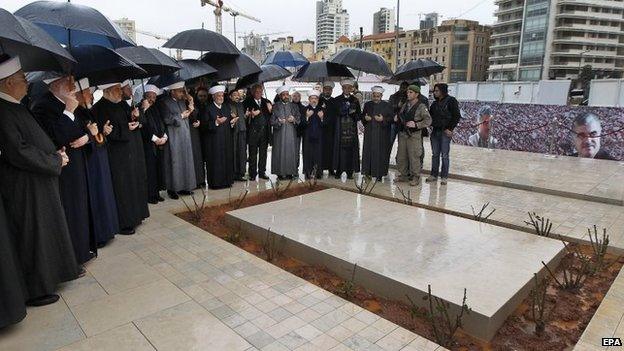 Lebanese Grand Mufti, Sheikh Abdel-Latif Derian (C) and Sunni Muslim clerics pray at the grave of former Lebanese Prime Minister Rafik Hariri, during a ceremony marking the 10th anniversary of his assassination, in central Beirut, Lebanon on Friday