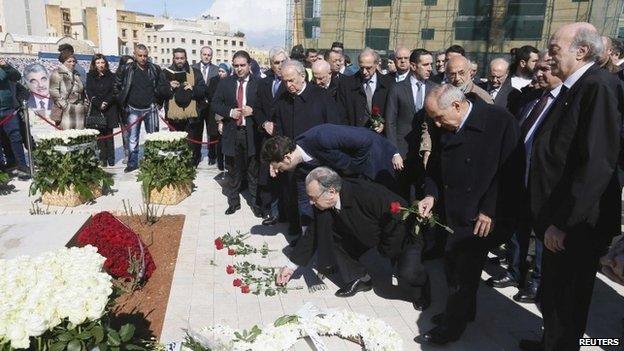 Lebanon"s Druze leader Walid Jumblatt (R) and members of his parliamentary bloc lay flowers at the grave of former Prime Minister Rafik al-Hariri, to mark the 10th anniversary of al-Hariri"s assassination, in downtown Beirut, February 14, 2015