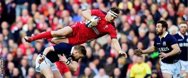 Finn Russell clashes with Dan Biggar