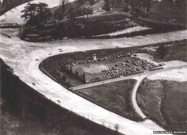 Finishing Straight and Members' Banking c.1933
