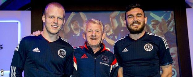 Robert Snodgrass with Scotland manager Gordon Strachan and team-mate Steven Naismith