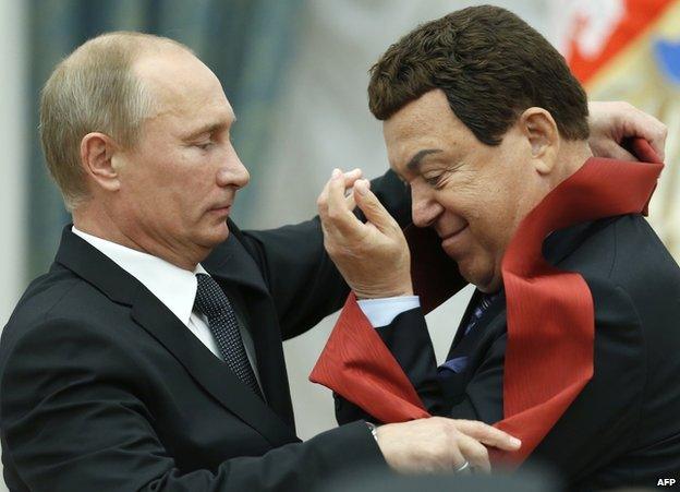 President Putin decorating Iosif Kobzon, 29 Aug 12