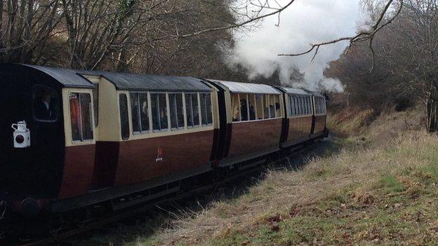 Tren Rheilffordd Llyn Tegid