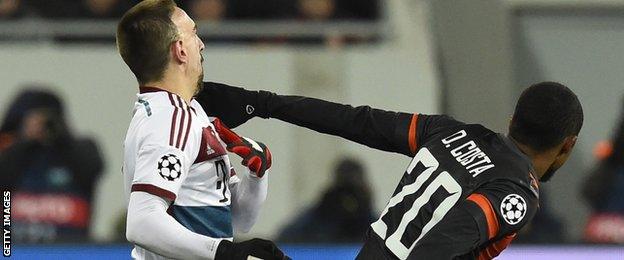 Douglas Costa fouls Franck Ribery