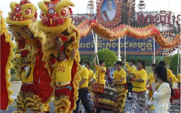 Lion dancers in Phnom Penh (18 Feb 2015)