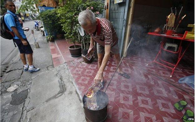 Chinese-Thai man burns offerings in Bangkok, Thailand (18 Feb 2015)