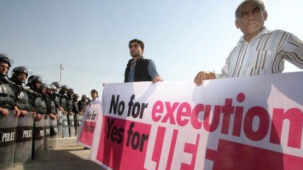 Iranian-Kurds protest against the execution of Kurdish rebels in Iran, in the northern Iraqi Kurdish city of Arbil, on 31 October 2013