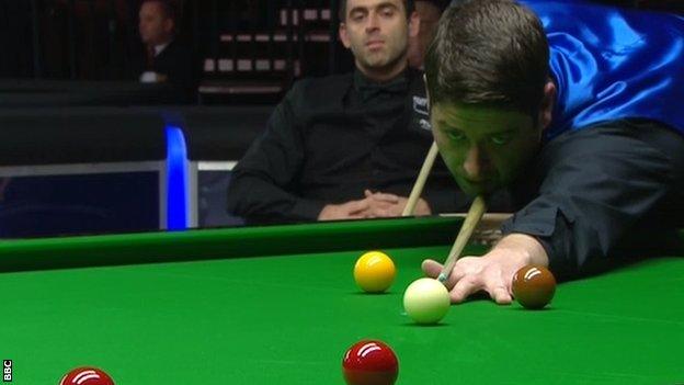 Ronnie O'Sullivan looks on with Matthew Stevens at the table at the Welsh Open